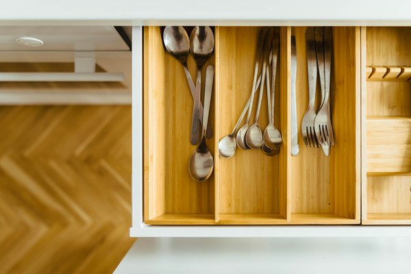 What are the best practices for organizing kitchen drawers?